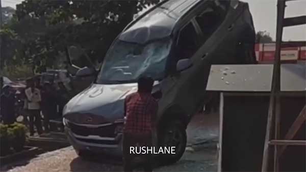 ഷോറൂമിന്റെ ഒന്നാം നിലയിൽ നിന്നും നിലം പതിച്ച് കിയ സെൽറ്റോസ്; വീഡിയോ