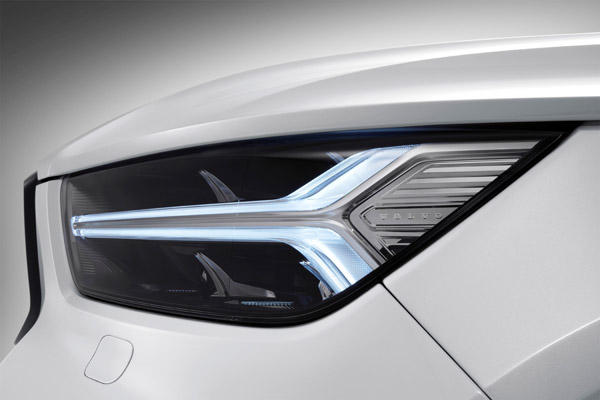 ബിഎസ് VI വോള്വോ XC40 പെട്രോള് പതിപ്പിനെ ഇന്ത്യയില് അവതരിപ്പിച്ചു