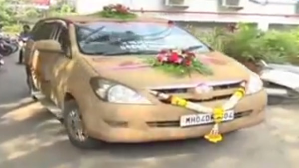 മകളുടെ കല്യാണത്തിന് അച്ഛന് കാര് അലങ്കരിച്ചത് ചാണകം പുരട്ടി; വീഡിയോ