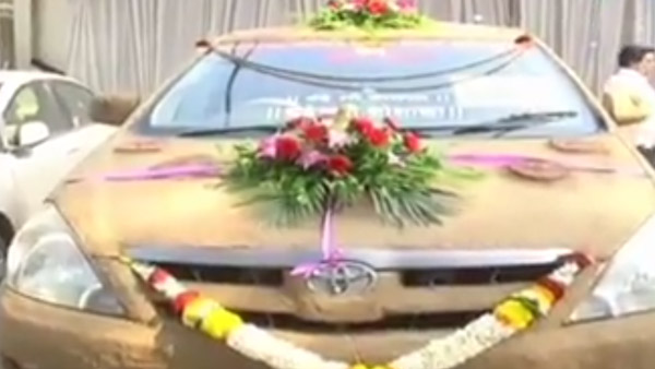 മകളുടെ കല്യാണത്തിന് അച്ഛന് കാര് അലങ്കരിച്ചത് ചാണകം പുരട്ടി; വീഡിയോ