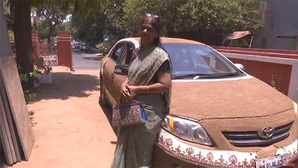 മകളുടെ കല്യാണത്തിന് അച്ഛന് കാര് അലങ്കരിച്ചത് ചാണകം പുരട്ടി; വീഡിയോ