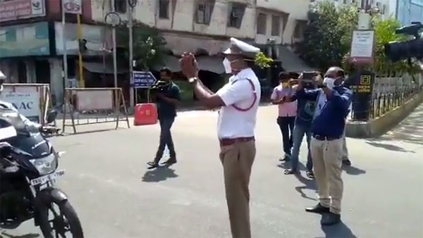 കൊറോണ വൈറസ് ലോക്ഡൗൺ; അനധികൃതമായി ആളുകളെ അതിർത്തി കടത്തി ആംബുലൻസുകൾ