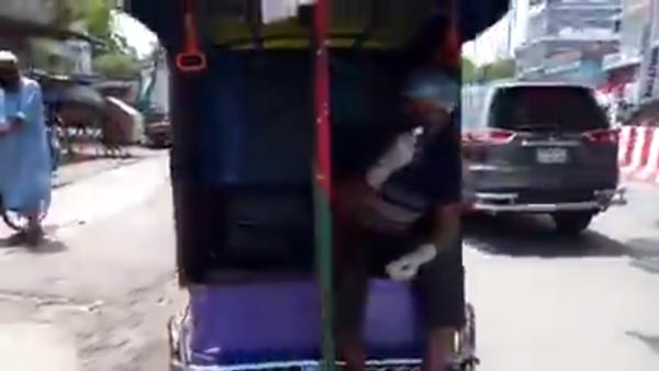സാമൂഹിക അകലത്തിന് നൂതന ആശയവുമായി ഇ-റിക്ഷ ഡ്രൈവർ; വീഡിയോ വൈറൽ