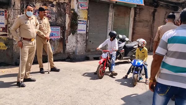 ലോക്ഡൗണില് കൈയ്യടി നേടി രണ്ടു മിടുക്കന്മാര്; യൂട്യൂബ് വരുമാനം പാവങ്ങള്ക്ക് നല്കി, വീഡിയോ