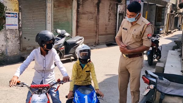 ലോക്ഡൗണില് കൈയ്യടി നേടി രണ്ടു മിടുക്കന്മാര്; യൂട്യൂബ് വരുമാനം പാവങ്ങള്ക്ക് നല്കി, വീഡിയോ