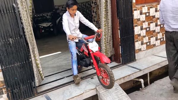 ലോക്ഡൗണില് കൈയ്യടി നേടി രണ്ടു മിടുക്കന്മാര്; യൂട്യൂബ് വരുമാനം പാവങ്ങള്ക്ക് നല്കി, വീഡിയോ