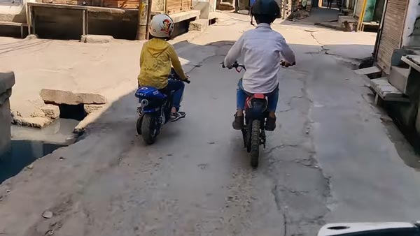 ലോക്ഡൗണില് കൈയ്യടി നേടി രണ്ടു മിടുക്കന്മാര്; യൂട്യൂബ് വരുമാനം പാവങ്ങള്ക്ക് നല്കി, വീഡിയോ