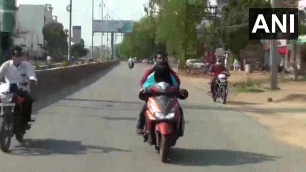 ലോക്ക്ഡൗണില് കുടുങ്ങി മകന്; തിരിച്ചെത്തിക്കാന് അമ്മ സ്കൂട്ടറോടിച്ചത് 1400 കിലോമീറ്റര്