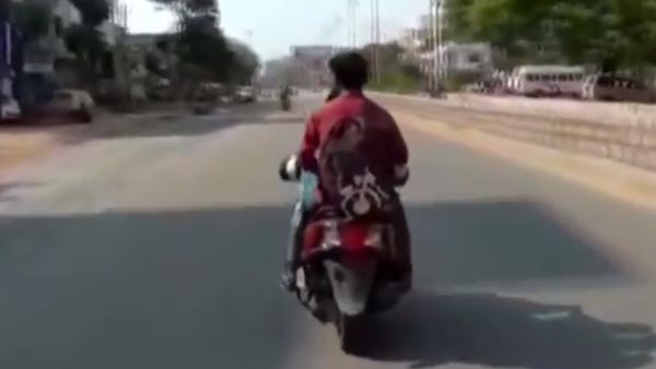 ലോക്ക്ഡൗണില് കുടുങ്ങി മകന്; തിരിച്ചെത്തിക്കാന് അമ്മ സ്കൂട്ടറോടിച്ചത് 1400 കിലോമീറ്റര്