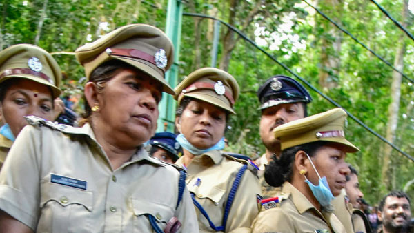 ബുള്ളറ്റിൽ കറങ്ങി വനിതാ പൊലീസ്, മറ്റൊന്നിനുമല്ല നിയമ നിർവഹണം നടത്താൻ തന്നെ!