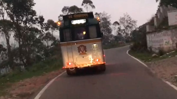 പഴമയുടെ പകിട്ടും ആധുനിക സൗകര്യങ്ങളും; മലയാളിയുടെ കരവിരുതിൽ ഒരുങ്ങി ടാറ്റ ബസ്