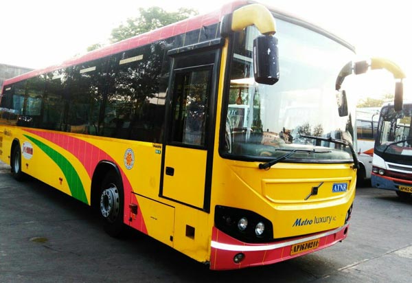 സാമൂഹിക അകലം പാലിക്കുന്ന ബസുമായി APSRTC