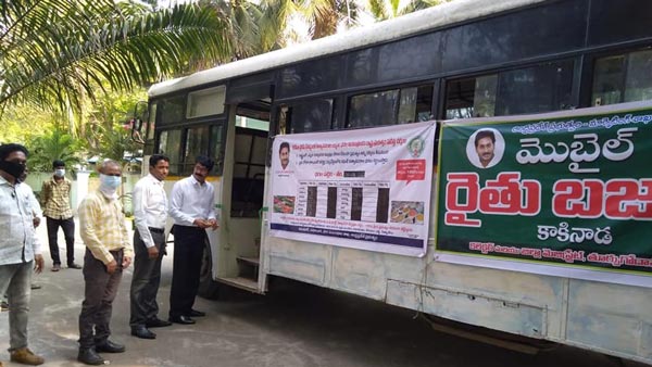 സാമൂഹിക അകലം പാലിക്കുന്ന ബസുമായി APSRTC