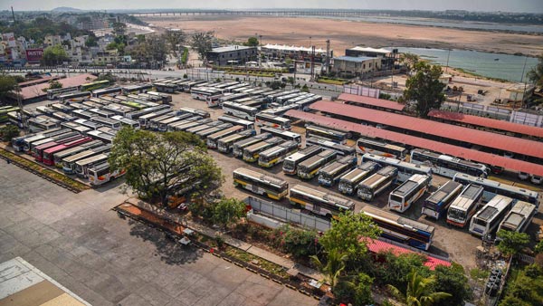 സാമൂഹിക അകലം പാലിക്കുന്ന ബസുമായി APSRTC