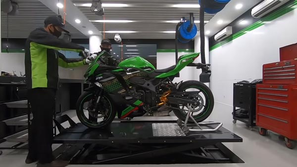 കാർബൺ ഫൈബറിൽ ഒരുങ്ങി കവസാക്കി നിഞ്ച ZX-25R; വീഡിയോ കാണാം