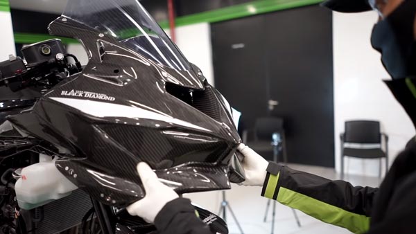 കാർബൺ ഫൈബറിൽ ഒരുങ്ങി കവസാക്കി നിഞ്ച ZX-25R; വീഡിയോ കാണാം
