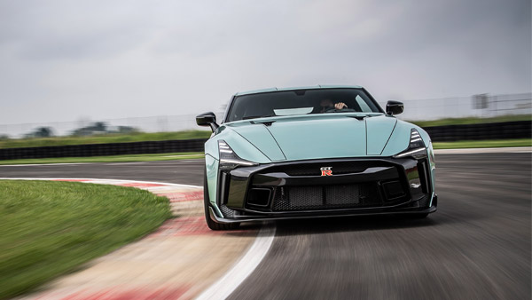 ഇറ്റാൽഡിസൈൻ അൾട്രാ എക്സ്ക്ലൂസീവ് GT-R50 മോഡലിനായുള്ള ഡെലിവറികൾ അടുത്ത വർഷം ആദ്യം ആരംഭിക്കും. പുതിയ GT-R50 സ്റ്റാൻഡേർഡ് കാറിനേക്കാൾ നീളവും വീതിയുള്ളതാണ്.