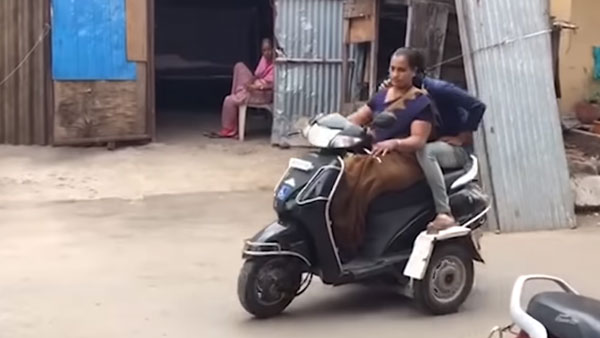 ലോക്ക്ഡൗണില് കുടുങ്ങി മകന്; അംഗപരിമിതയായ അമ്മ സ്കൂട്ടറോടിച്ചത് 1400 കിലോമീറ്റര്
