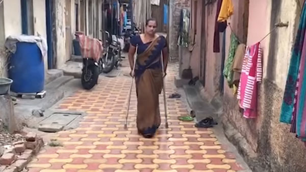 ലോക്ക്ഡൗണില് കുടുങ്ങി മകന്; അംഗപരിമിതയായ അമ്മ സ്കൂട്ടറോടിച്ചത് 1400 കിലോമീറ്റര്