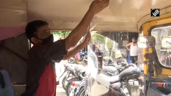 കൊവിഡ് അൺലോക്ക് 1.0; ഓട്ടോറിക്ഷകളിൽ ഐസൊലേഷൻ കവറുമായി ഡ്രൈവർമാർ