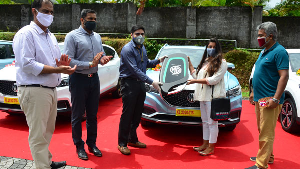 ഇലക്ട്രിക് വാഹനങ്ങളിലേക്ക് ചുവടുവെച്ച് കേരളം; എംജി ZS ഇവിയുടെ ഡെലിവറി നിർവഹിച്ച് എറണാകുളം ജില്ലാ കലക്ടർ