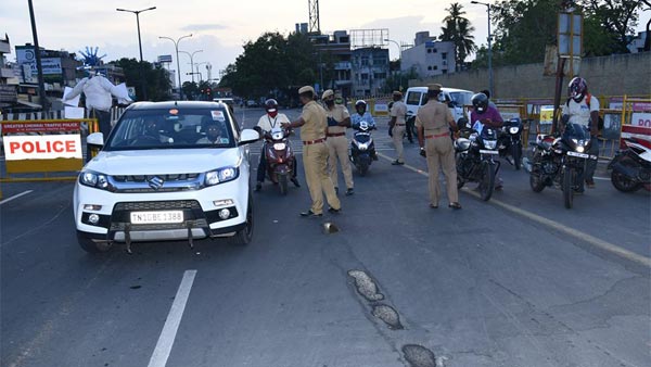 ലോക്ക്ഡൗണിൽ പിടിച്ചെടുത്ത വാഹനങ്ങൾ ഉടമസ്ഥർക്ക് തിരക്കിട്ട് തിരികെ നൽകി മുംബൈ പൊലീസ്