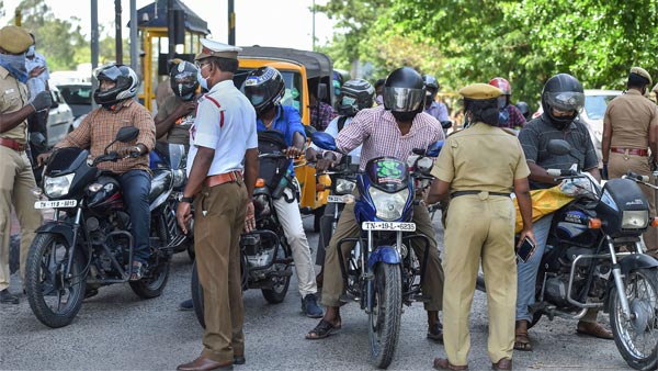 ലോക്ക്ഡൗണിൽ പിടിച്ചെടുത്ത വാഹനങ്ങൾ ഉടമസ്ഥർക്ക് തിരക്കിട്ട് തിരികെ നൽകി മുംബൈ പൊലീസ്