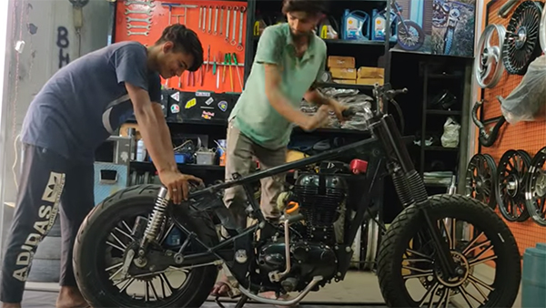 ഹാർലി ഡേവിഡ്സൺ സ്പോർട്സ്റ്ററായി രൂപം മാറി റോയൽ എൻഫീൽഡ്