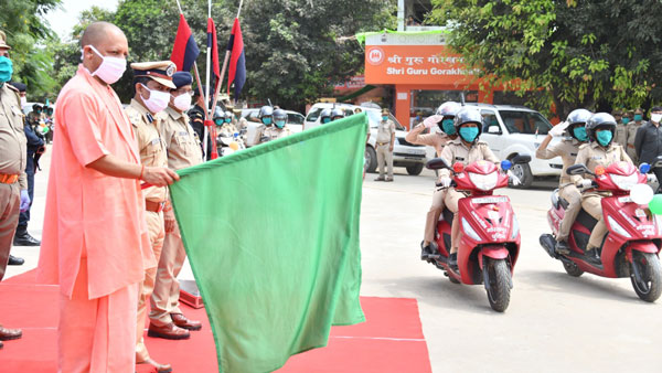 ഉത്തർപ്രദേശ് വനിതാ പൊലീസിന് 100 സ്കൂട്ടറുകൾ സമ്മാനിച്ച് ഹീറോ
