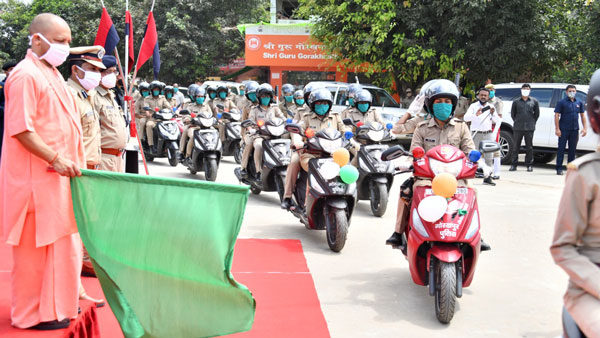 ഉത്തർപ്രദേശ് വനിതാ പൊലീസിന് 100 സ്കൂട്ടറുകൾ സമ്മാനിച്ച് ഹീറോ