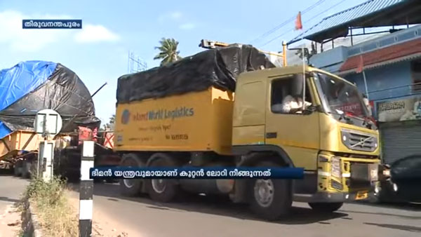 മുംബൈയിൽ നിന്ന് കേരളത്തിലേക്ക് ഒരു വർഷം നീണ്ട അപൂർവ്വ ട്രക്ക് യാത്ര