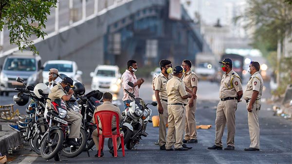 ലോക്ക്ഡൗണിൽ പിടിച്ചെടുത്ത വാഹനങ്ങൾ ഉടമസ്ഥർക്ക് തിരക്കിട്ട് തിരികെ നൽകി മുംബൈ പൊലീസ്