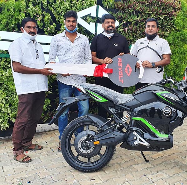 RV400, RV300 ഇലക്ട്രിക് ബൈക്കുകളുടെ ഡെലിവറി ആരംഭിച്ച് റിവോള്ട്ട്