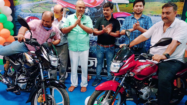 100 സിസി പ്ലാറ്റിന ഡിസ്ക് പതിപ്പിന്റെ ഡെലിവറി ആരംഭിച്ച് ബജാജ്