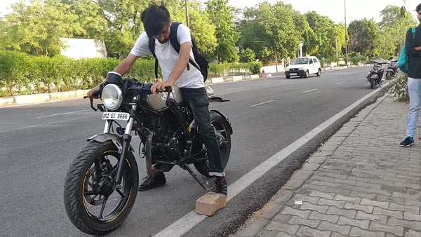 70,000 രൂപയ്ക്ക് കഫേറേസറായി രൂപംമാറി ബജാജ് ഡിസ്കവർ