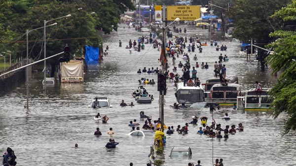 മഴയത്ത് മാൻഹോളിന് കാവൽ നിന്ന കാന്തയാണ് താരം