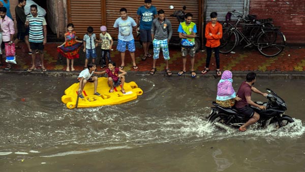 മഴയത്ത് മാൻഹോളിന് കാവൽ നിന്ന കാന്തയാണ് താരം