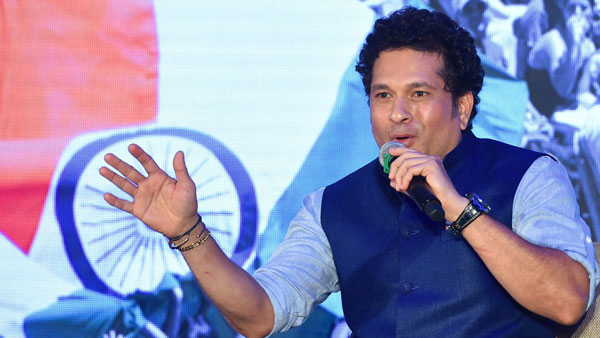 തന്റെ ആദ്യ കാർ തിരഞ്ഞ് ക്രിക്കറ്റ് ഇതിഹാസം സച്ചിൻ തെണ്ടുൽകർ