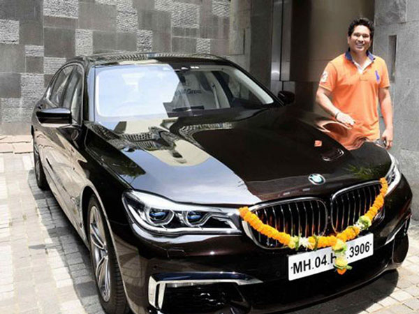 തന്റെ ആദ്യ കാർ തിരഞ്ഞ് ക്രിക്കറ്റ് ഇതിഹാസം സച്ചിൻ തെണ്ടുൽകർ