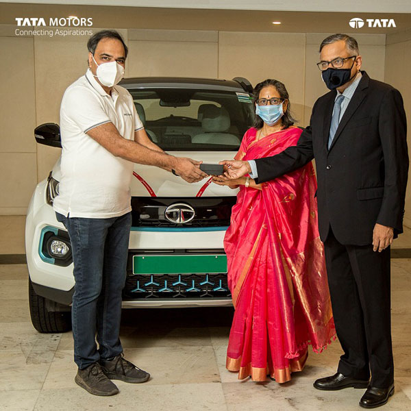 നെക്സോണ് ഇലക്ട്രിക് സ്വന്തമാക്കി ടാറ്റ ചെയര്മാന്