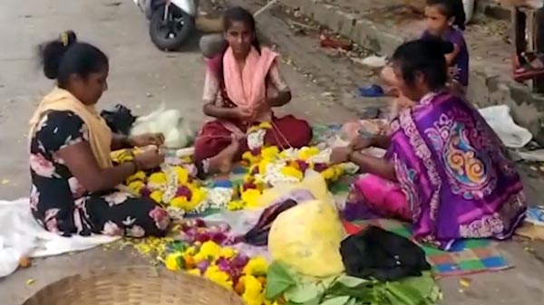 മഴയത്ത് മാൻഹോളിന് കാവൽ നിന്ന കാന്തയാണ് താരം