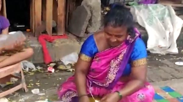 മഴയത്ത് മാൻഹോളിന് കാവൽ നിന്ന കാന്തയാണ് താരം