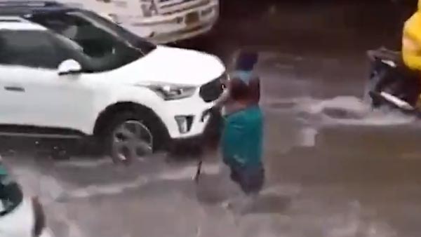 മഴയത്ത് മാൻഹോളിന് കാവൽ നിന്ന കാന്തയാണ് താരം