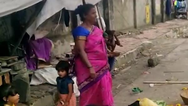 മഴയത്ത് മാൻഹോളിന് കാവൽ നിന്ന കാന്തയാണ് താരം
