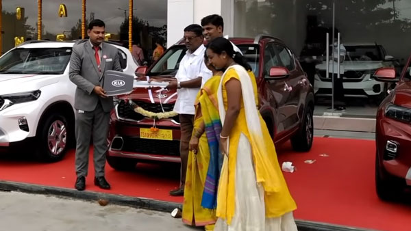 അപൂർവ കാഴ്ച്ച; പതിനഞ്ചോളം സോനെറ്റ് എസ്യുവികളുടെ ഡെലിവറി ഒരുമിച്ച് നടത്തി കിയ