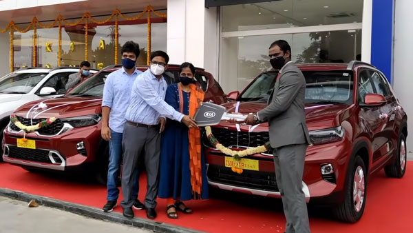 അപൂർവ കാഴ്ച്ച; പതിനഞ്ചോളം സോനെറ്റ് എസ്യുവികളുടെ ഡെലിവറി ഒരുമിച്ച് നടത്തി കിയ