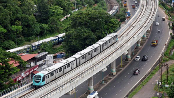 കൊച്ചി മെട്രോ സര്വീസ് പുനരാരംഭിച്ചു; യാത്രനിരക്കും കുറച്ചു