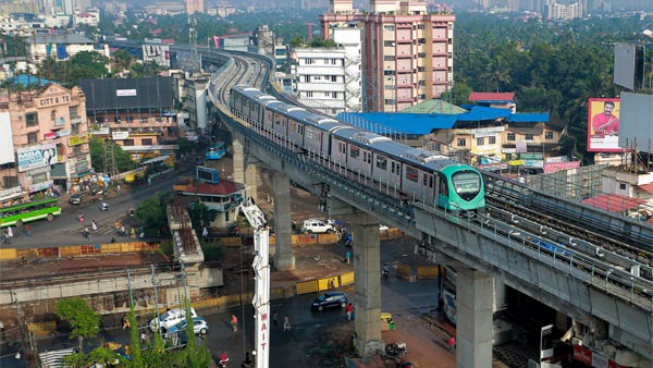 കൊച്ചി മെട്രോ സര്വീസ് പുനരാരംഭിച്ചു; യാത്രനിരക്കും കുറച്ചു