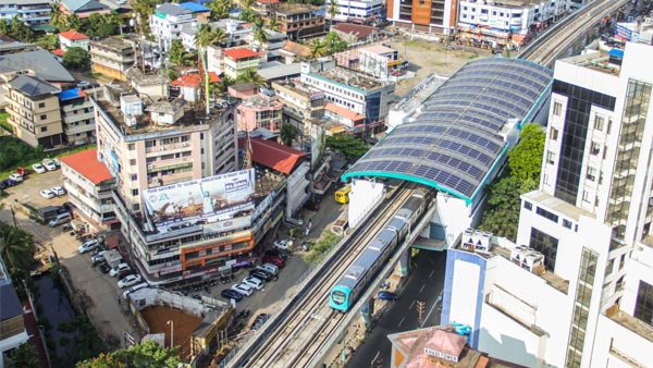 കൊച്ചി മെട്രോ സര്വീസ് പുനരാരംഭിച്ചു; യാത്രനിരക്കും കുറച്ചു