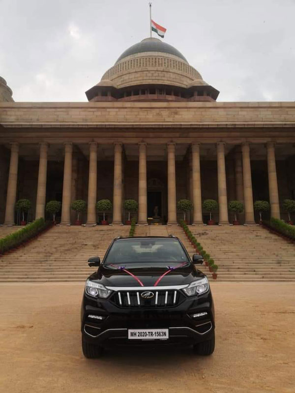 ആദ്യ ബിഎസ് VI ആൾട്യുറാസ് G4 രാഷ്ട്രപതിക്ക് സമ്മാനിച്ച് മഹീന്ദ്ര